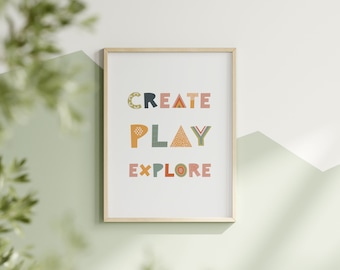 Könnte beinhalten: Ein gerahmter Druck mit den Worten "CREATE PLAY EXPLORE" in bunten, gemusterten Buchstaben auf weißem Hintergrund.