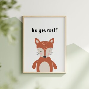 K&ouml;nnte beinhalten: Gerahmter Kunstdruck mit einer Cartoon-Fuchs-Illustration. Der Fuchs ist in Braun- und Beiget&ouml;nen gehalten, mit geschlossenen Augen und einem sanften Ausdruck. Die Worte "be yourself" sind in Schwarz &uuml;ber dem Fuchs gedruckt.