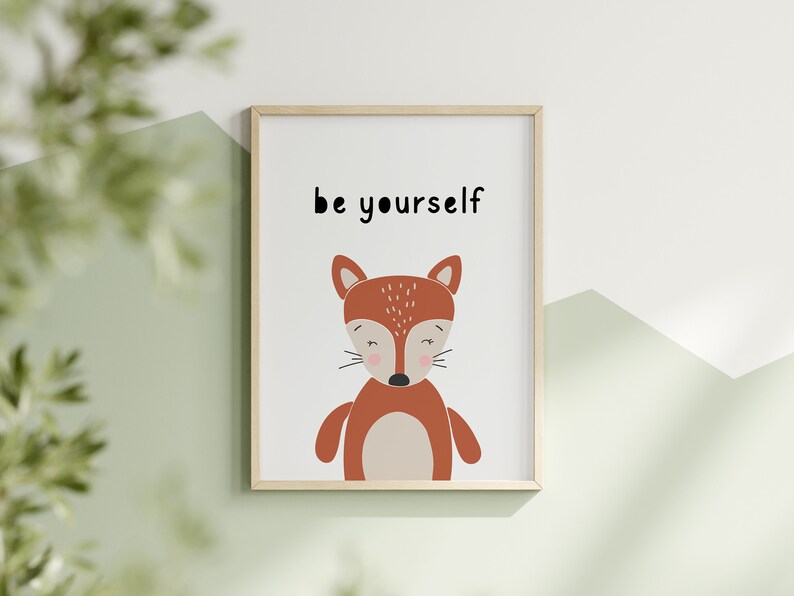K&ouml;nnte beinhalten: Gerahmter Kunstdruck mit einer Cartoon-Fuchs-Illustration. Der Fuchs ist in Braun- und Beiget&ouml;nen gehalten, mit geschlossenen Augen und einem sanften Ausdruck. Die Worte "be yourself" sind in Schwarz &uuml;ber dem Fuchs gedruckt.