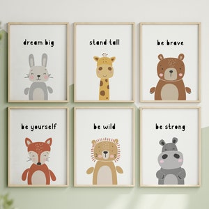 K&ouml;nnte beinhalten: Sechs gerahmte Kunstdrucke mit Tierillustrationen und motivierenden S&auml;tzen. Die Drucke zeigen ein Kaninchen, eine Giraffe, einen B&auml;ren, einen Fuchs, einen L&ouml;wen und ein Nilpferd. Jeder Druck hat einen wei&szlig;en Hintergrund mit schwarzem Text, der "dream big", "stand tall", "be brave", "be yourself", "be wild" und "be strong" lautet.