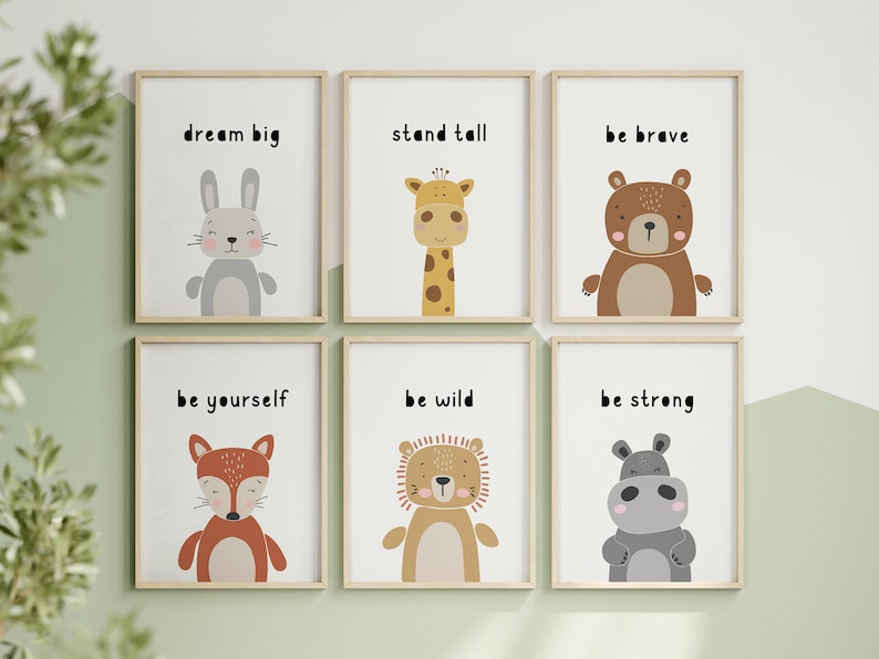 K&ouml;nnte beinhalten: Sechs gerahmte Kunstdrucke mit Tierillustrationen und motivierenden S&auml;tzen. Die Drucke zeigen ein Kaninchen, eine Giraffe, einen B&auml;ren, einen Fuchs, einen L&ouml;wen und ein Nilpferd. Jeder Druck hat einen wei&szlig;en Hintergrund mit schwarzem Text, der "dream big", "stand tall", "be brave", "be yourself", "be wild" und "be strong" lautet.