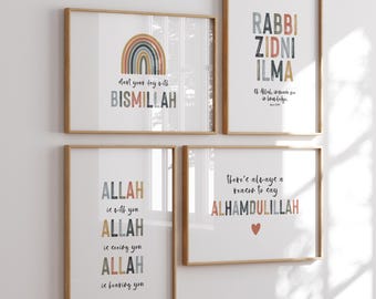 Puede incluir: Cuatro impresiones enmarcadas con citas y diseños islámicos. La impresión superior izquierda presenta un arcoíris con el texto "Start your day with BISMILLAH". La impresión superior derecha presenta el texto "RABBI ZIDNI ILMA" con la cita "Of Allah, increase me in knowledge". La impresión inferior izquierda presenta el texto "ALLAH is with you ALLAH is seeing you ALLAH is hearing you". La impresión inferior derecha presenta el texto "There's always a reason to say ALHAMDULILLAH" con un corazón.