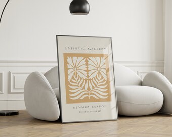 Può includere: Un poster incorniciato con un design minimalista che presenta un motivo floreale stilizzato in bianco su uno sfondo marrone chiaro. Il poster è intitolato "ARTISTIC GALLERY" e include il testo "SUMMER SEASON" e "MUSEUM OF MODERN ART".