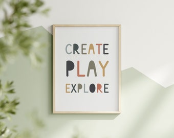 Könnte beinhalten: Ein gerahmter Druck mit den Worten "CREATE PLAY EXPLORE" in bunten, stilisierten Buchstaben auf weißem Hintergrund.