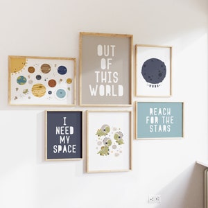 Puede incluir: Seis impresiones enmarcadas con temática espacial. Las impresiones muestran planetas, estrellas, una luna y texto que dice "Out of this world", "I need my space", "Reach for the stars" y "Moon".