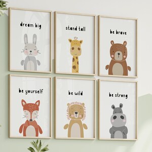 K&ouml;nnte beinhalten: Sechs gerahmte Kunstdrucke mit Tierillustrationen und motivierenden S&auml;tzen. Die Drucke zeigen ein Kaninchen, eine Giraffe, einen B&auml;ren, einen Fuchs, einen L&ouml;wen und ein Nilpferd. Jeder Druck hat einen hellen Holzrahmen und einen wei&szlig;en Hintergrund mit schwarzem Text.