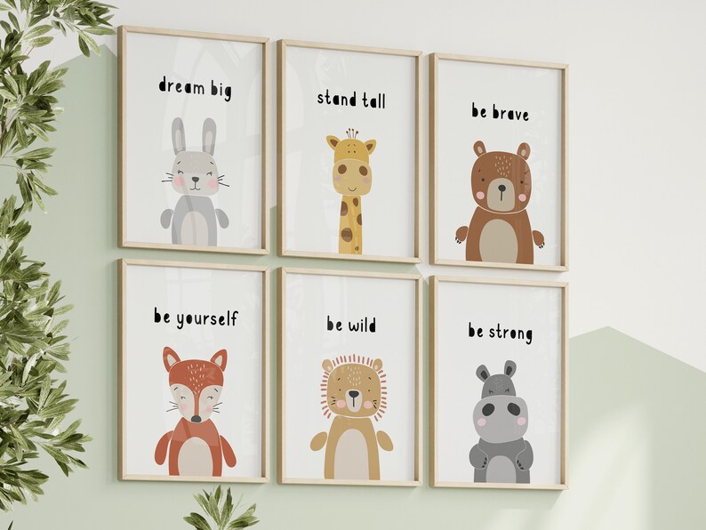 K&ouml;nnte beinhalten: Sechs gerahmte Kunstdrucke mit Tierillustrationen und motivierenden S&auml;tzen. Die Drucke zeigen ein Kaninchen, eine Giraffe, einen B&auml;ren, einen Fuchs, einen L&ouml;wen und ein Nilpferd. Jeder Druck hat einen hellen Holzrahmen und einen wei&szlig;en Hintergrund mit schwarzem Text.
