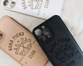 Boba Fiend Lederhülle für iPhone 15 Pro/ iPhone 14 Handyhülle iPhone 13 Gravur/ Monogramm graviertes veganes Leder Bubble Tea / Geschenkidee