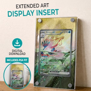 Puede incluir: Un marco de exhibición de acrílico transparente que contiene una tarjeta coleccionable Milotic EX con arte extendido. El marco tiene cuatro fijaciones de esquina plateadas. El texto incluye EXTENDED ART DISPLAY INSERT, DIGITAL DOWNLOAD e INCLUDES PSA FIT.