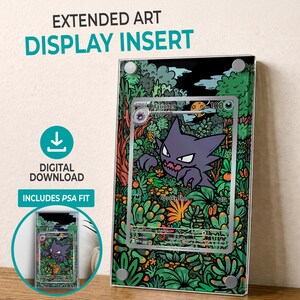 Puede incluir: Inserto de exhibición de acrílico transparente para una tarjeta coleccionable con un monstruo de dibujos animados púrpura en una escena de jungla verde y naranja. El texto "EXTENDED ART DISPLAY INSERT" y "DIGITAL DOWNLOAD" son visibles. El inserto incluye ajuste PSA.