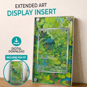 Peut inclure: Un insert d'affichage en acrylique transparent avec une carte Bulbasaur verte et bleue. L'insert d'affichage porte le texte "EXTENDED ART DISPLAY INSERT" et "DIGITAL DOWNLOAD INCLUDES PSA FIT". La carte présente une illustration verte et bleue de Bulbasaur.