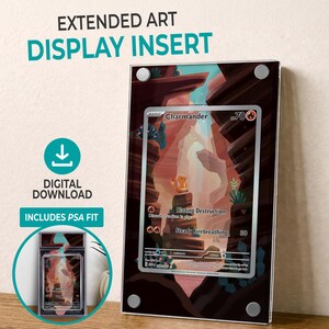 Peut inclure: Un insert d'affichage en acrylique transparent avec une carte Charmander encadrée. L'insert affiche le texte "EXTENDED ART DISPLAY INSERT" et "DIGITAL DOWNLOAD INCLUDES PSA FIT". Le fond est une scène de canyon.