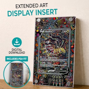 Può includere: Un inserto espositivo in acrilico trasparente per una carta collezionabile, con un design astratto e colorato. La carta all'interno è una Giratina V con un livello di potenza di 220. Il testo "EXTENDED ART DISPLAY INSERT" e "DIGITAL DOWNLOAD" sono visibili.