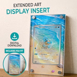Peut inclure: Un insert d'affichage en acrylique transparent avec une carte à collectionner Pokémon représentant Squirtle. La carte est placée sur un fond de scène de plage. Le texte "EXTENDED ART DISPLAY INSERT" et "DIGITAL DOWNLOAD" sont visibles. Comprend PSA fit.