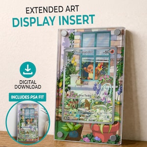 Op de afbeelding: Transparante acryl display insert voor een trading card met een Charmander illustratie. De insert heeft een kleurrijke achtergrond van een raam met bloemen en de tekst "EXTENDED ART DISPLAY INSERT" en "DIGITAL DOWNLOAD INCLUDES PSA FIT".
