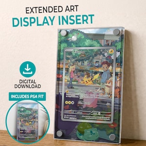 Op de afbeelding: Een heldere acryl display insert met een Pokémon kaart met Pikachu. De kaart staat tegen een kleurrijke achtergrond met de tekst "EXTENDED ART DISPLAY INSERT" en "DIGITAL DOWNLOAD INCLUDES PSA FIT". De display is gemonteerd op een lichtgekleurde muur.