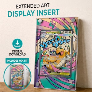 Könnte beinhalten: Erweiterter Kunstdruck-Display-Einsatz für eine Sammelkarte. Der Einsatz hat ein farbenfrohes Design mit einer sichtbaren Pokémon-Karte. Der Text auf dem Einsatz lautet "Extended Art Display Insert", "Digital Download" und "Includes PSA Fit".
