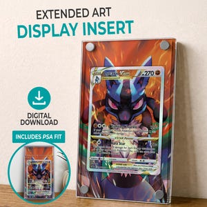 Puede incluir: Un inserto de exhibición acrílico transparente para una carta de Pokémon con Lucario VSTAR. La carta está sobre un fondo naranja y rojo llameante. El texto "EXTENDED ART DISPLAY INSERT" y "DIGITAL DOWNLOAD" es visible.