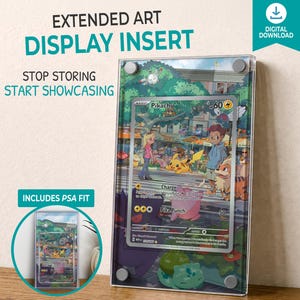 Può includere: Inserto espositivo in acrilico trasparente per una carta collezionabile, con una carta Pikachu con un design artistico esteso. L'inserto espositivo include il testo "Extended Art Display Insert" e "Stop Storing Start Showcasing". Include PSA fit.
