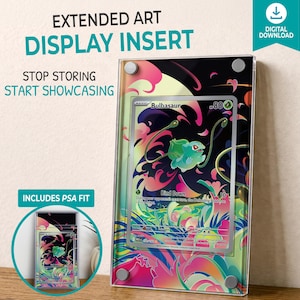 Könnte beinhalten: Ein klarer Display-Einsatz mit farbenfrohem Design, der eine Bulbasaur-Sammelkarte enthält. Der Einsatz zeigt den Text "EXTENDED ART DISPLAY INSERT" und "STOP STORING START SHOWCASING". Inklusive PSA-Passform.