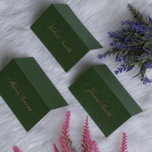 Tarjetas de lugar de boda personalizadas, tarjetas de lugar con caligrafía, tarjetas con asientos en forma de carpa, tarjetas de lugar verde oscuro, tarjetas de nombre escritas a mano
