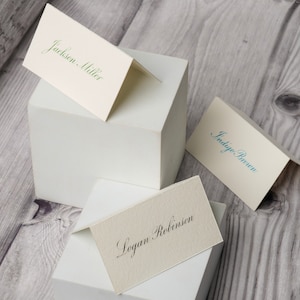 Tarjetas de lugar de boda personalizadas, tarjetas de lugar con caligrafía, tarjetas para asientos con carpa, tarjetas de nombre escritas a mano, tarjetas de mesa color marfil