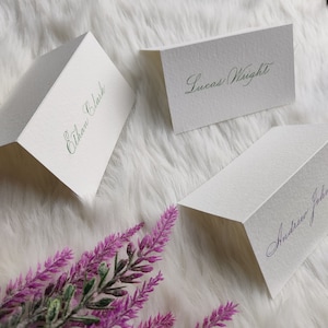 Marque-places de mariage ivoire personnalisés - Cartes de visite élégantes avec calligraphie manuscrite pour réception, shower de mariage et événements