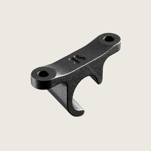 Peut inclure: Un ouvre-bouteille en métal noir avec une finition texturée. L'ouvre-bouteille comporte deux trous circulaires et un crochet incurvé pour l'effet de levier. Le chiffre "13" est gravé sur la surface supérieure.