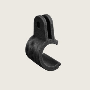 Peut inclure: Support de caméra en plastique noir avec un clip pour le fixer à un guidon de vélo ou à une autre surface ronde.