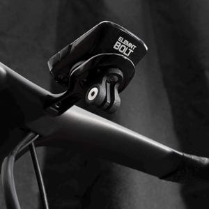 以下が含まれることがあります： 黒い自転車コンピューターマウントに黒いElement Bolt自転車コンピューターが取り付けられています。マウントには側面にGoProマウントがあります。