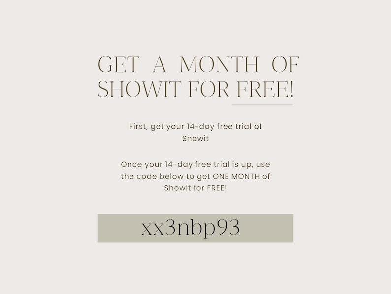 K&ouml;nnte beinhalten: Text auf wei&szlig;em Hintergrund, der "GET A MONTH OF SHOWIT FOR FREE!" lautet, mit dem Text "First, get your 14-day free trial of Showit" und "Once your 14-day free trial is up, use the code below to get ONE MONTH of Showit for FREE!" darunter. Der Text "xx3nbp93" befindet sich in einem Kasten unter dem Text.