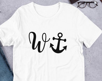 Peut inclure: T-shirt blanc avec une ancre noire et le mot "wt" en cursive.