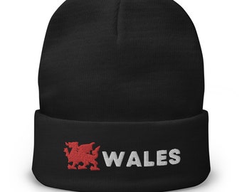 以下が含まれることがあります： 赤いドラゴンと白い刺繍で「WALES」と書かれた黒いビーニー
