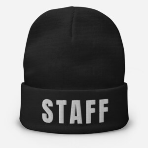 Könnte beinhalten: Schwarze Mütze mit einem weißen "STAFF"-Stickerei auf dem Umschlag.