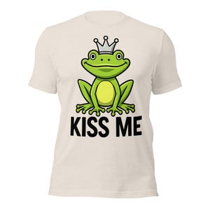 Funny Frog Lover Gift Tee for Women- Frog Prince Kiss Me Shirt Cute Royal Toad Graphic Apparel for Valentine&#39;s Day & Fairytale Fans