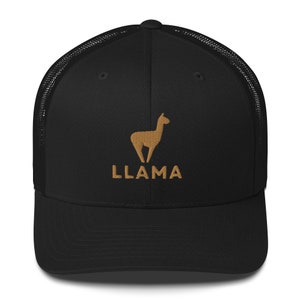 Könnte beinhalten: Schwarze Mesh-Trucker-Kappe mit einer braunen gestickten Lama-Silhouette und dem Wort "LLAMA" darunter.