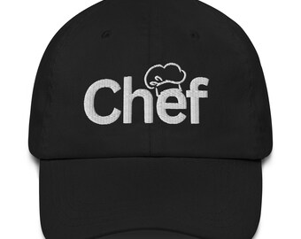 Puede incluir: Gorra de béisbol negra con un gorro de chef bordado en blanco y la palabra "chef" en la parte delantera.