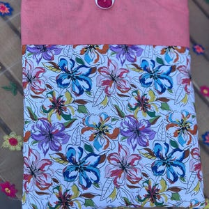 Custodia per libri in pile color rosa salmone cucita a mano in stile griot, ideale come regalo per i lettori, per iPad o e-reader.