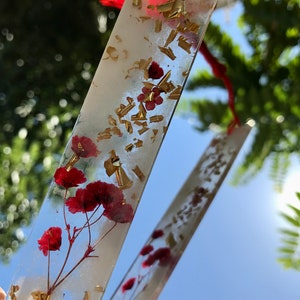 Segnalibri personalizzati con fiori secchi naturali rossi e oro in resina epossidica
