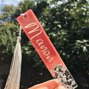 Personalized colored resin bookmark with girly name and gold or silver leaves - ideal gift