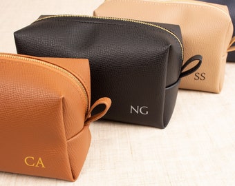 Personalized Groomsmen Wash bag: Vegan Leather Bachelor Party Essential with Custom Names - Dapper Gift for Groom & Crew!