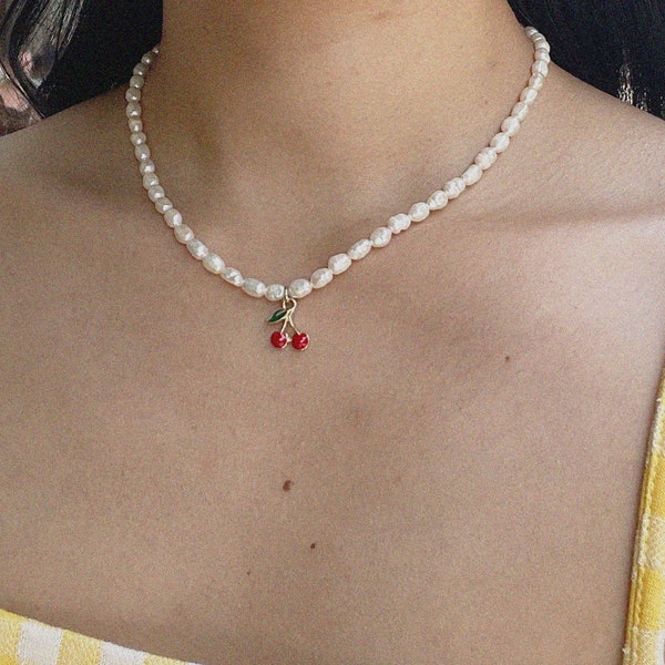 Cherry - Süße zierliche 14 Karat vergoldete Naturperlenkette mit Cherry Anhänger, Chokerkette, Summer Jewelry, Beach, Boho, Süßwasser Perlen