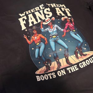 Stiefel auf dem Boden T-Shirt