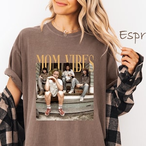 Comfort Colors® 90’s Mom Vibes Shirt, Funny Mom Life Shirt, Trendy Funny Mom T-Shirt, Retro Mother Shirts, Mother's Day Gift, Cool Mom Gifts