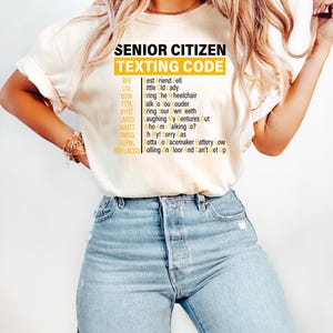 Chemise code SMS pour personnes âgées : message texte drôle cadeau grands-parents t-shirt vie de retraite cadeau pour grands-parents t-shirt logo jaune BFF