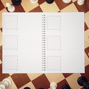 Cuaderno de bocetos de ajedrez con diagramas de tablero en blanco para notas de partidas, tácticas, aperturas y finales.