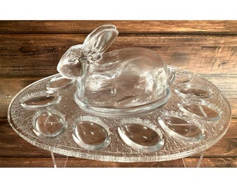 Plato de vidrio vintage L. E. Smith con forma de conejito para huevos rellenos de Pascua; tiene capacidad para 12 huevos.