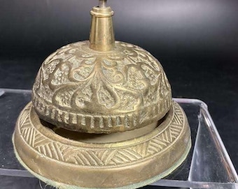 Vintage messing bureaubel, sierlijk versierd met bloemmotief, serveerbel, hotelreceptiebel