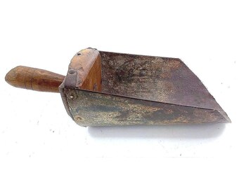 Antieke, primitieve metalen graanschep met houten handvat, rustiek boerenmeelgereedschap, 25 cm