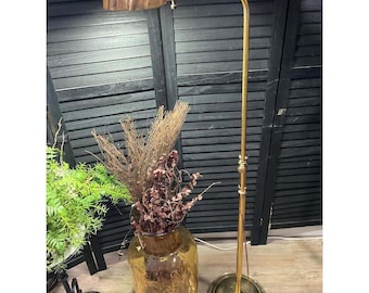 Lampada da terra MCM in ottone stile farmacia con braccio orientabile e paralume a conchiglia, stile Art Déco.